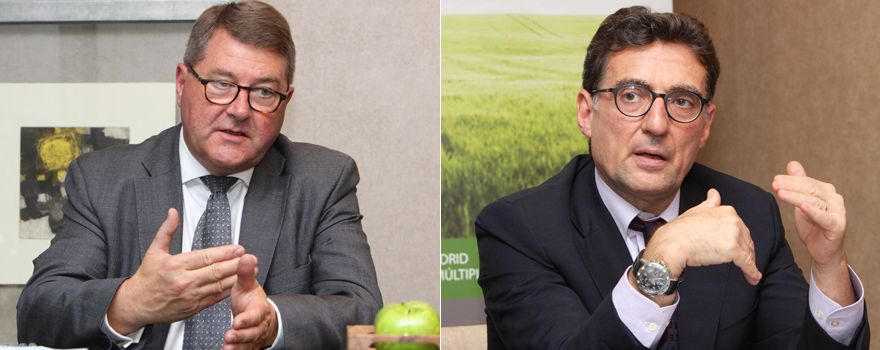 Alan J. Thompson y Xavier Montalbán gesticulan durante sus respectivas intervenciones ante los medios.