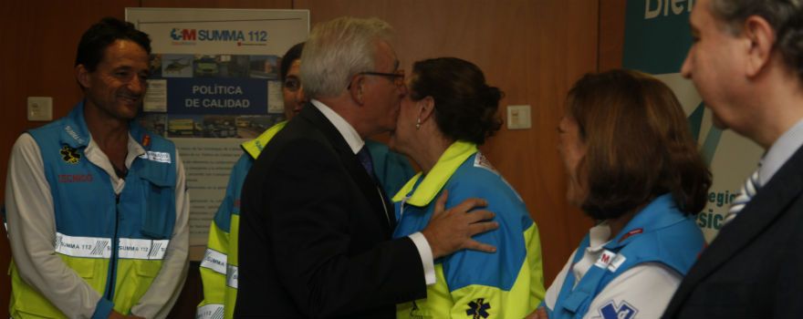 El consejero de Sanidad de Madrid, Jesús Sánchez Martos, saludando al equipo del Summa 112.