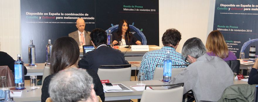 Enrique Espinosa y Annarita Gabriele han anunciado la autorización de Cotellic por parte del Ministerio de Sanidad en rueda de prensa.