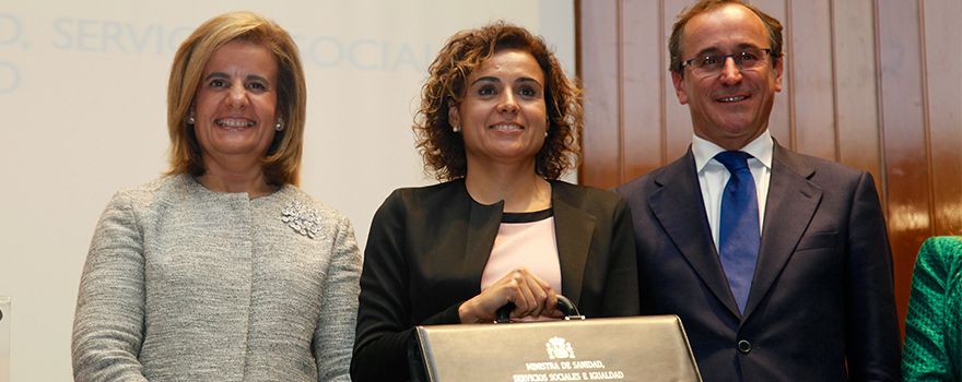 Dolors Montserrat recibe la cartera de Sanidad de manos de Fátima Bañez y Alfonso Alonso.