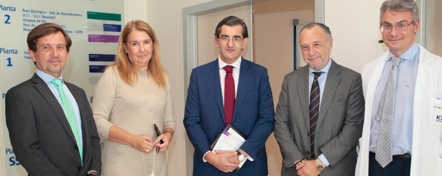 De izq. a dcha.: del Grupo HM Hospitales, Jesús Peláez (director de Docencia), Marisa Calderón (directora de Relaciones Institucionales y Protocolo) y Juan Abarca Cidón (presidente). Les siguen José María Pino, presidente de Sanitaria 2000, y Santiago Ruiz Aguiar, director médico del grupo hospìtalario. 