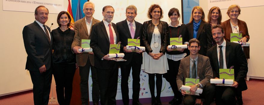 Dolors Montserrat posa con los galardonados con los Premios Estrategia Naos.