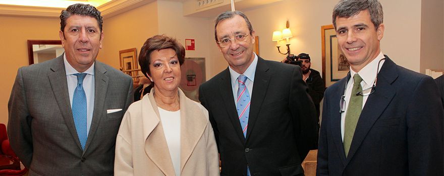 En el centro, Elena Andradas, directora general de Salud Pública; y Mario Mingo, expresidente de la Comisión de Sanidad del Congreso; con Manuel Vilches (izquierda) y Adolfo Fernández-Valmayor (derecha), director general y presidente, respectivamente, del IDIS.