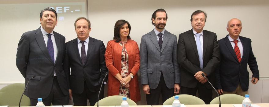 Manuel Vilches, director General del IDIS: Javier Castrodeza, secretario general de Sanidad y Consumo: Concepción Burgos, rectora de la Udima; Arturo de las Heras, del CEF; Javier Cabo, director de la Cátedra de Gestión Sanitaria y Julián Díaz Melguizo, director general del Instituto Nacional de Gestión Sanitaria. 