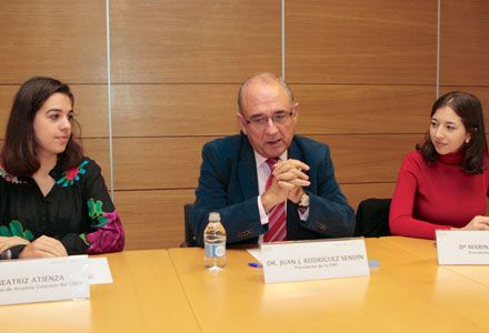 Beatriz Atienza yMarina García, vicepresidenta y presidenta del CEEM, junto al presidente de la OMC, Juan José Rodríguez Sendín.