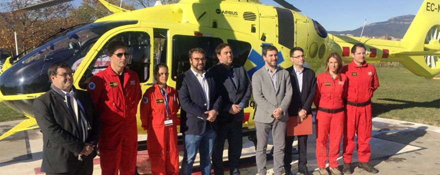 Junqueras, Comín y Elvira en la presentación de la nueva flota del Servicio de Emergencias Médicas.
