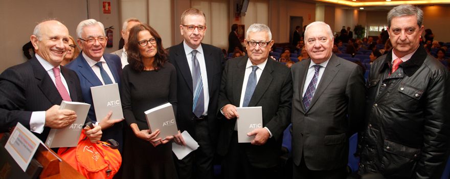 Máximo González Jurado, presidente del Consejo General de Enfermería; Jesús Sánchez Martos, consejero de Sanidad de la Comunidad de Madrid; Eulàlia Juvé, coordinadora de Enfermería del Instituto Catalán de la Salud y profesora en la Universidad de Barcelona; Jorge Andrada, presidente del Colegio de Enfermería de Madrid; Juan Vicente Beneit, director de la Clínica Universitaria de Podología de la Universidad Complutense de Madrid; Florentino Pérez Raya, vicepresidente del Consejo General de Enfermería y  José María Rueda, presidente del Colegio de Enfermería de Sevilla. 