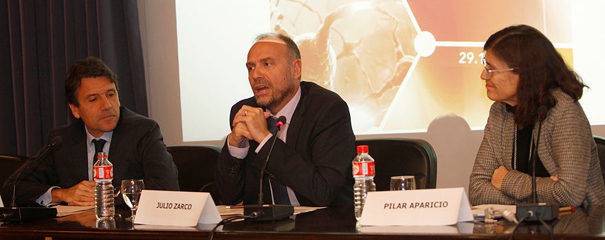 Celso Arango, director científico del Cibersam; Julio Zarco, director de Coordinación de la Atención al Ciudadano y Humanización de la Asistencia Sanitaria de la Comunidad de Madrid; y Pilar Aparicio, directora de la Escuela Nacional de Sanidad.