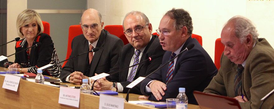 Verónica Casado, especialista en Medicina Famiiliar y Comunitaria; Julián García vargas, exministro de Sanidad; Rodríguez Sendín, presidente de la OMC; Antonio Otero, presidente del Colegio de Médicos de Valladolid, y Julio Martínez, fundador de la editorial Fuente de la Fama.