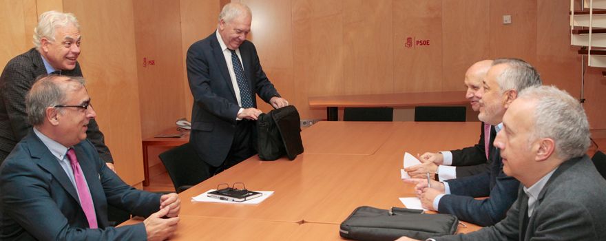 Los portavoces del PSOE y los representantes de Enfermería momentos antes de comenzar la reunión. 