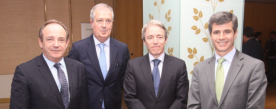 Javier Castrodeza, secretario general de Sanidad; Luis Mayero, secretario general del IDIS; Adolfo Ezquerra, director general de Inspección y Ordenación de la Consejería de Sanidad de la Comunidad de Madrid; y Adolfo Fernández-Valmayor, presidente del IDIS.