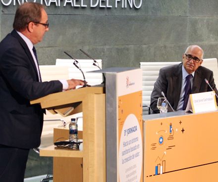 José Javier Castrodeza, secretario general de Sanidad en funciones, y Federico Plaza, vicepresidente del Instituto Roche. 