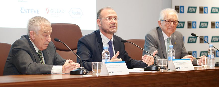 Miguel Carrera, presidente de PSN; Julio Zarco, director general de Coordinación de la Atención al Ciudadano y Humanización de la Asistencia Sanitaria de la Consejería de Sanidad de Madrid, y Alfredo Milazzo, presidente de la Fundación Ad Qualitatem.