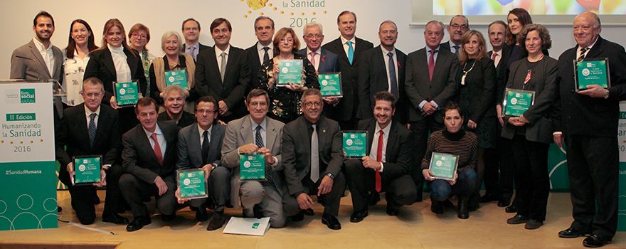 Foto de familia de los premiados, junto a quienes han entregado los premios. 