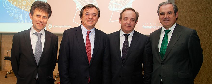 Humberto Arnés y Jesus Acebillo, director general y presidente de Farmaindustria, José Javier Castrodeza y Jesús Aguilar, presidente del Consejo General de Farmacéuticos.