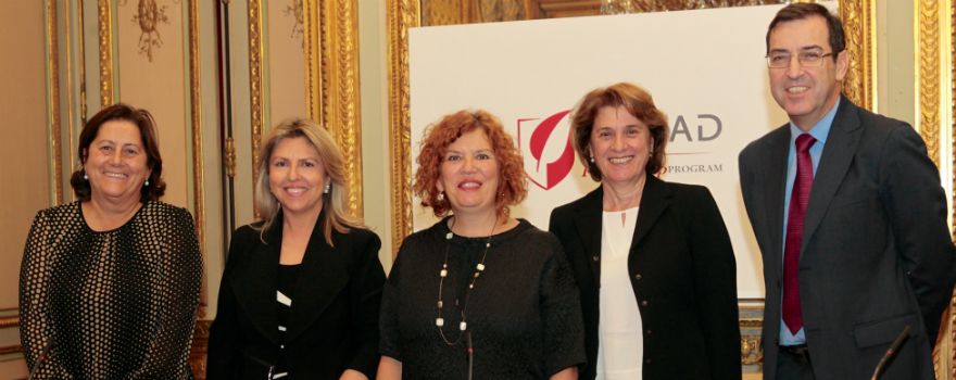 María Buti, vicepresidenta de la AEEH; María Río, directora general de Gilead; Belén Borstein,subdirectora General de Evaluación y Fomento de la Investigación del Instituto de Salud Carlos III; María Jesús Téllez, responsable de Formación de Gesida, y Ramón García Sanz, vicepresidente de la SEHH. 