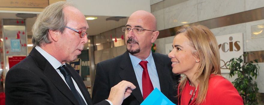 El director gerente del Hospital Ramón y Cajal, Juan José Equiza, junto al director de Coordinación de la Asistencia Sanitaria, César Pascual, y Miriam Rabaneda, directora de Planificación, Investigación y Formación.