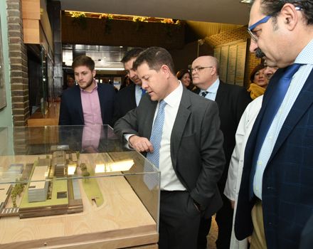 García-Page y Fernández observan una maqueta de las obras del Hospital de Albacete.