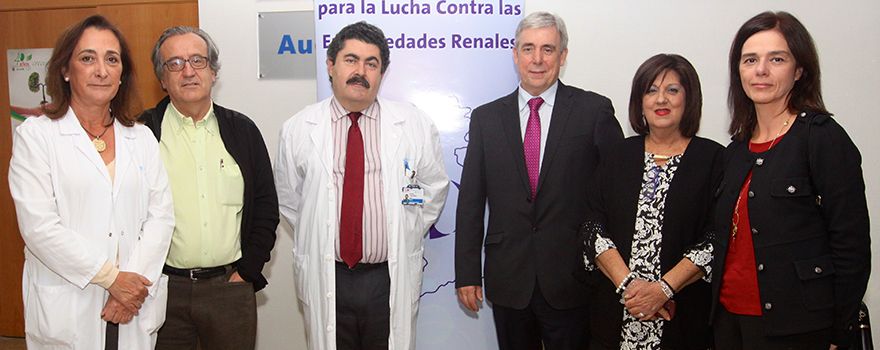 Ana Sánchez Fructuoso, nefróloga del Hospital Clínico; Emilio González Parra, vocal de Somane; Fernando Tornero, tesorero de Somane; José Antonio Herrero, presidente de Somane; Inmaculada Martín-Crespo, presidenta de Alcer, y María Jesús Martínez, subdirectora de Atención e Información al Paciente de la Comunidad de Madrid..