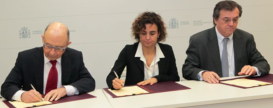 Cristóbal Montoro, ministro de Hacienda; Dolors Montserrat, ministra de Sanidad, y Jesús Acebillo, presidente de Farmaindustria.
