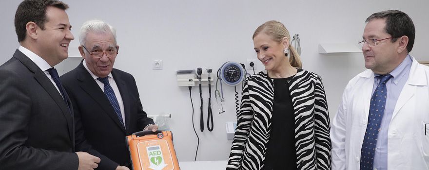 Cristina Cifuentes, acompañada del consejero de Salud y el acalde de Las Rozas.