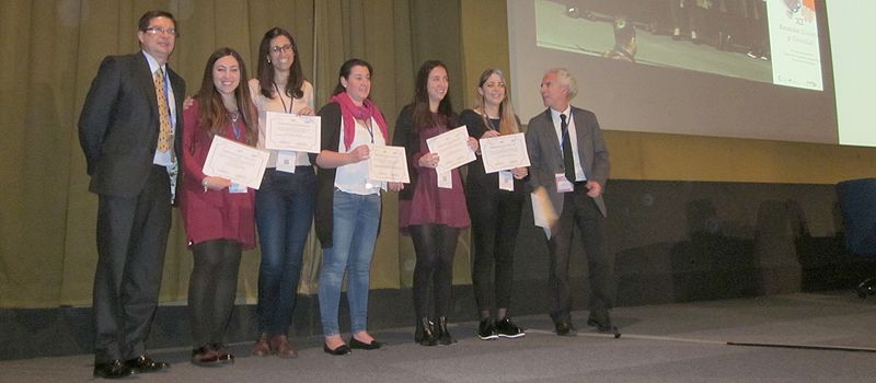Todas las residentes premiadas posan junto con Javier Ena y Ricardo Gómez, coordinadores de la Reunión.