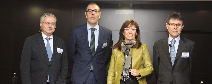 Fernando Carballo, presidente de Facme; Francisco Fernández, director de Comunicación de Farmaindustria; Neus Rams, de la Consejería de Salud de Cataluña, y Humberto Arnés, director general de Farmaindustria. 