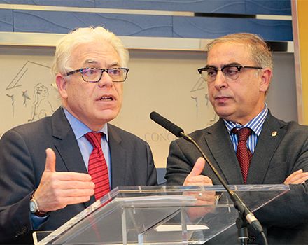 Jesús María Fernández, portavoz de Sanidad del PSOE en el Congreso, y José Martínez Olmos, portavoz de Sanidad del PSOE en el Senado.