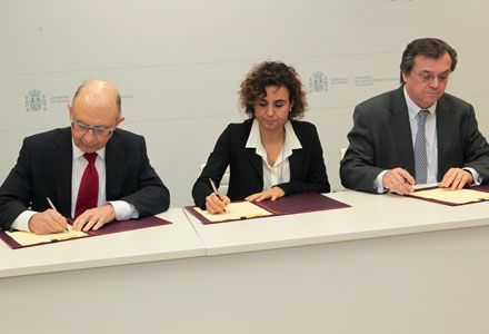 Cristóbal Montoro, Dolors Montserrat y Jesús Acebillo, presidente de Farmaindustria.