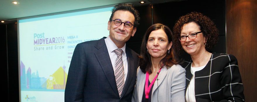 José Luis Poveda, junto a Ana Herranz, farmacéutica del Gregorio Marañón (centro) y María Antonia Mangues, del Santa Creu i Sant Pau.