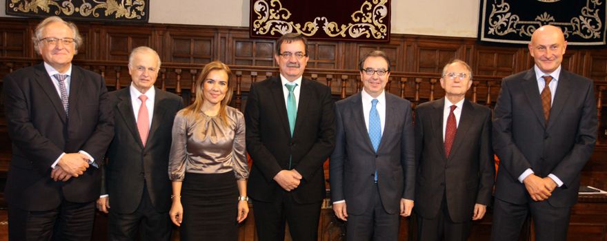 Melchor Álvarez de Mon, catedrático de Medicina y director del Departamento de Medicina y Especialidades de la Universidad de Alcalá; Francisco Zaragozá, director del Departamento de Ciencias Biomédicas de la Universidad de Alcalá; Miriam Rabaneda, directora general de Planificación, Investigación y Formación de la Consejería de Sanidad de Madrid; Manuel Molina, vicesonsejero de Sanidad de Madrid; Fernando Galván, rector de la Universidad de Alcalá; Juan Tamargo, catedrático de Farmacología de la Facultad de Medicina de la Universidad Complutense de Madrid, y Jordi Martí, director general de Celgene en España y Portugal. 