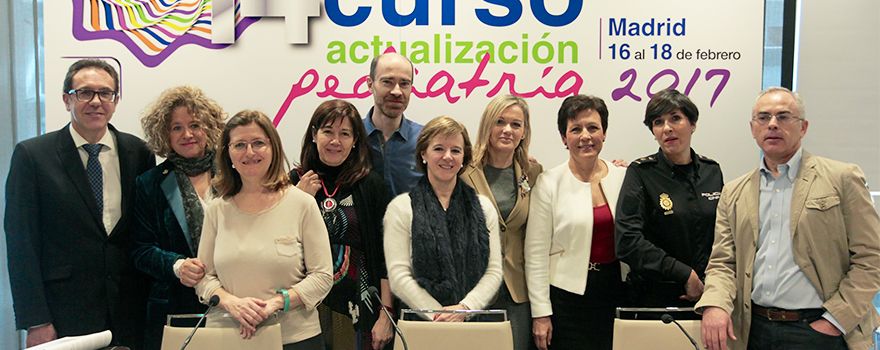 Pediatras de la Asociación Española de Pediatría de Atención Primaria(Aepap) posan con los tres ponentes.