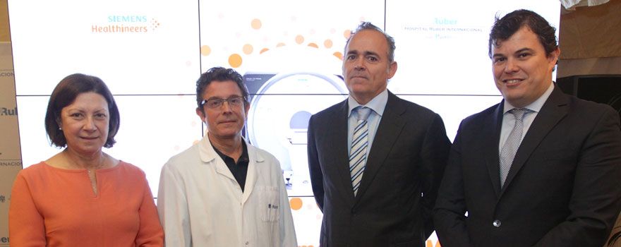 Leticia del Moral, directora de Asistencia, Calidad e Innovación de Quirónsalud; Juan Álvarez-Linera, especialista en Neurorradiología de Ruber Internacional; Manuel Conde, director gerente de Ruber Internacional; y Alberto Martínez, director de la División Imagen y Terapia de Siemens Healthineers.