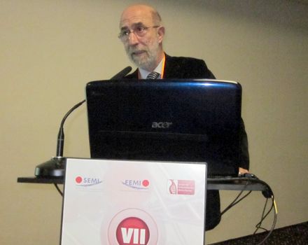Josep Maria Grau, internista del Clínic de Barcelona, durantre su intervención.
