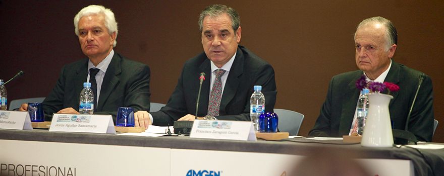 Eugeni Sedano y Francisco Zaragozá, vocales de Industria y Formación del Consejo General de Farmacéuticos. En el centro, Jesús Aguilar, presidente del Consejo General de Farmacéuticos. 