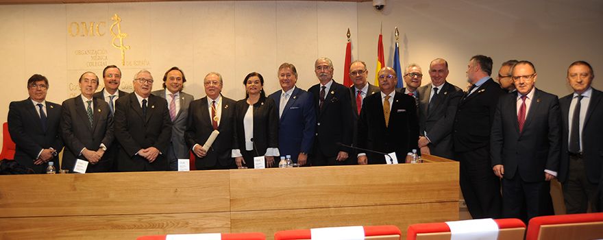 El Consejo de Administración de AMA y miembros de la OMC, posan con Diego Murillo.