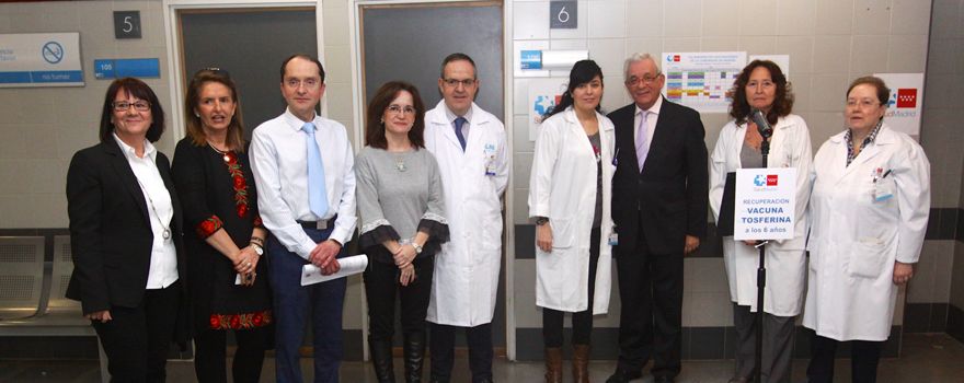 El consejero de Sanidad, Jesús Sánchez Martos, acompañado por los profesionales sanitarios del centro de Salud de Goya. 