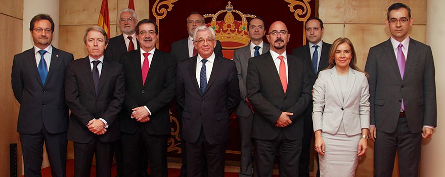 Prados posa junto al consejero, Jesús Sánchez Martos, el viceconsejero de Sanidad, Manuel Molina, el secretario general técnico de la Consejería de Sanidad, Luis Javier Fernández Abad, el resto de directores generales de la sanidad madrileña.