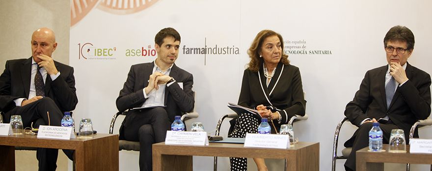 Jordi Martí e Ion Arocena, presidente y director general de Asebio; Carmen Vela, y Humberto Arnés, director general de Farmaindustria.  