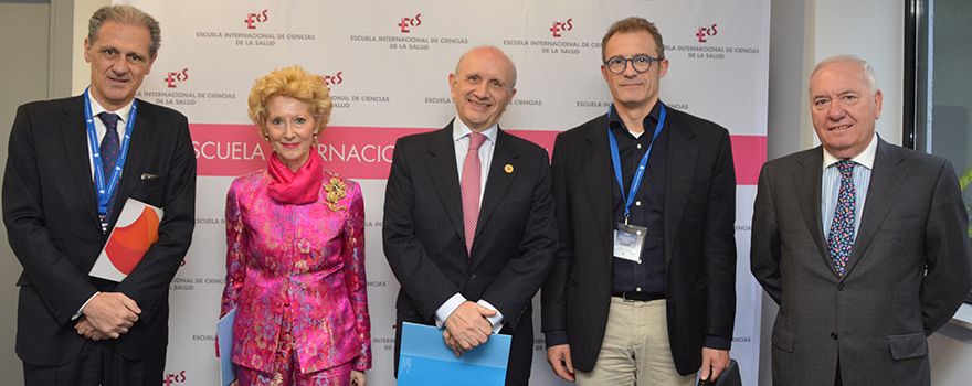 Jose Manuel González, director general de Servimedia; Pilar Fernández, directora de la Escuela Internacional de Ciencias de la Salud; Máximo González Jurado, presidente del CGE; José M. Cela, director de Celavista Mito-Biogénesis; y Florentino Pérez Raya, vicepresidente del CGE. 