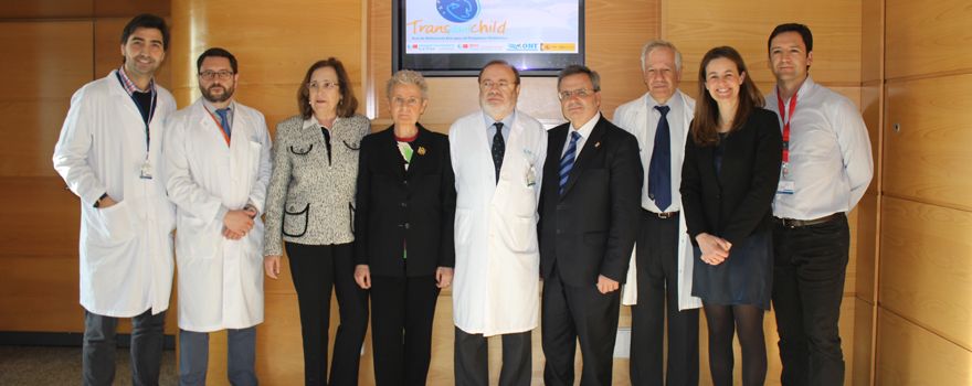 Eduardo López Granados, del Servicio de Inmunología del Hospital La Paz y miembro del Comité Ejecutivo de la ERN TransplatChild; Maravillas Izquierdo Martínez, subdirectora general adjunta de Cartera Básica de Servicios del SNS; Paloma Jara Vega, coordinadora ERN TransplantChild; Rafael Pérez-Santamarina, gerente de La Paz; Rafael Matesanz, director de la ONT; Javier Cobas, subdirector gerente de La Paz; Laura Marín, representante de España en el Consejo de Redes Europeas de Referencia de los Estados miembros, y Francisco Hernández, cirujano de trasplantes pediátricos de La Paz y miembro de la red.
