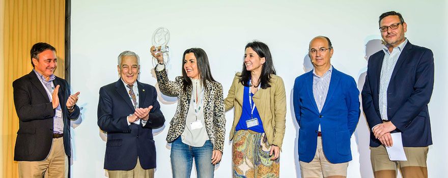 La asesora Pilar Domínguez, que obtuvo los mejores resultados en 2016, alza su premio, flanqueada por el presidente de PSN, Miguel Carrero, y la directora general del grupo, Cristina García Jiménez. A la izquierda, Jesús Rioja, director general de PSN Mutua, y a la derecha, Ignacio Ordoñez, director de PSN Asesoramiento y Gestión del Riesgo, y Ricardo Toranzo, director comercial de la misma.
