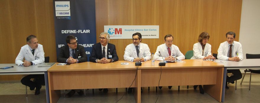 Los representantes del estudio y del centro hospitalario durante el acto de presentación.