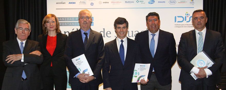 Teótimo Sáez, vicepresidente del IDIS; Catherine Cummings, directora de Sostenibilidad y Relaciones Internacionales de Sanitas; Luis Mayero, Adolfo Fernández-Valmayor, Manuel Vilches y Pablo González Jerez, secretario general, presidente, director general y vicepresidente, respectivamente, del IDIS. 