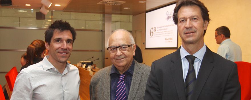 Miguel G. Corral, coordinador general de Ciencia y Salud del diario El Mundo; Mario Braier, coordinador del Comité Técnico de la Red contra la Tuberculosis y por la Solidaridad; y Ramón Frexes, director de Relaciones Institucionales de Responsabilidad Social Corporativa de Janssen-Cilag, quienes han partificipado en el foro.