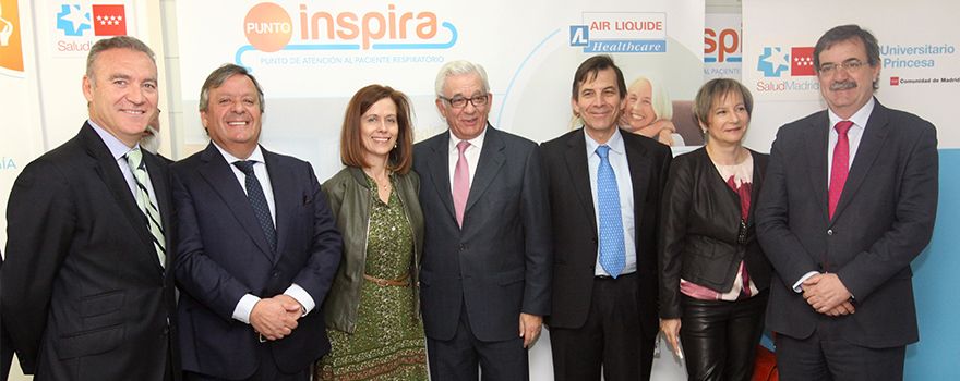  Julio de la Rosa, director de Market Access del Grupo Air Liquide; Julio Ancochea, jefe del Servicio de Neumología del Hospital de La Princesa; Margarita Salinero, coordinadora de Humanización de la Consejería de Sanidad; Jesús Sánchez Martos, consejero de Sanidad; Rodolfo Antuña, gerente de La Princesa; María Luz de Los Mártires, gerente asistencial de Atención Hospitalaria de la Consejería de Sanidad, y Manuel Molina, viceconsejero de Sanidad.