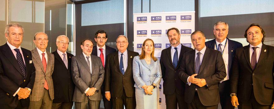 Foto de familia del jurado de estos galardones, compuesto por Diego Murillo, presidente de la Fundación AMA; Ana Pastor Julián, médico y presidenta del Congreso de los Diputados; Joaquín Poch, presidente Real Academia Nacional de Medicina; Bieito Rubido Ramonde; periodista y director ABC; Juan Abarca Cidón, presidente Grupo HM Hospitales; Bartolomé Beltrán, director de Prevención y Servicios Médicos de Antena 3 y Onda Cero; Juan José García Cota, jefe Servicios Médicos Selección Española Futbol; Guillermo López García, patrono de la Fundación AMA; Eduardo Montes Velasco, presidente Colegio de Psicólogos de Castilla y León; José Manuel Pérez Vázquez, vicepresidente Academia Médico-Quirúrgica Española; y Francisco Javier Herrera Gil, secretario y patrono de la Fundación AMA.