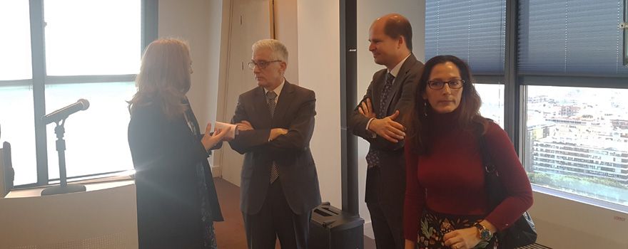 Irene Fernández-Puyol charla con el director de Turespaña, Manuel Butler. 