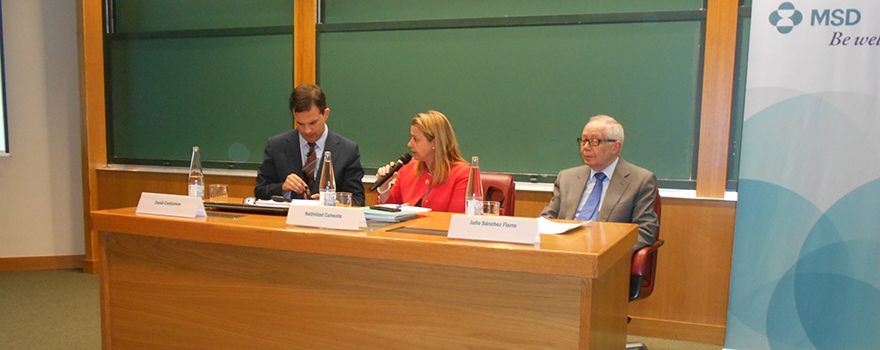 David Cantarero, profesor de la Universidad de Cantabria y economista de la Salud; Natividad Calvente, de MSD, y Julio Sánchez Fierro, de De Lorenzo Abogados.