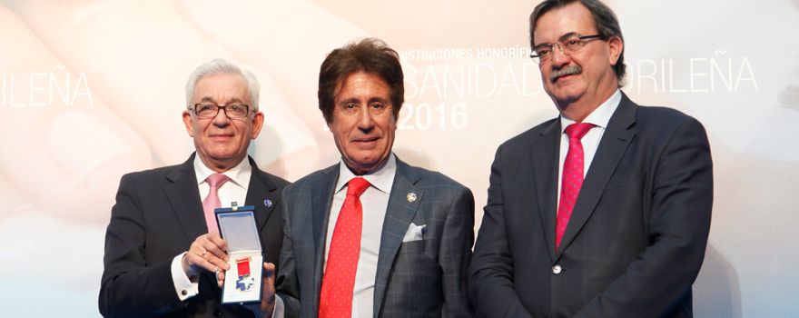 El consejero de Sanidad, Jesús Sánchez Martos, y el viceconsejero, Manuel Molina, entregan la Gran Cruz de la Sanidad Madrileña a Arturo Fernández-Cruz, catedrático y jefe de  Medicina Interna del Hospital Clínico San Carlos.